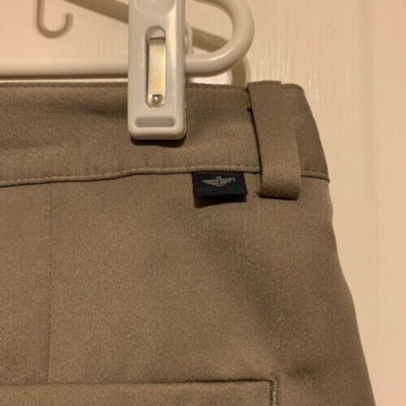 DOCKERS SIZE 34 DARK BEIGE PLEATED SHORTS - Picture 2 of 5